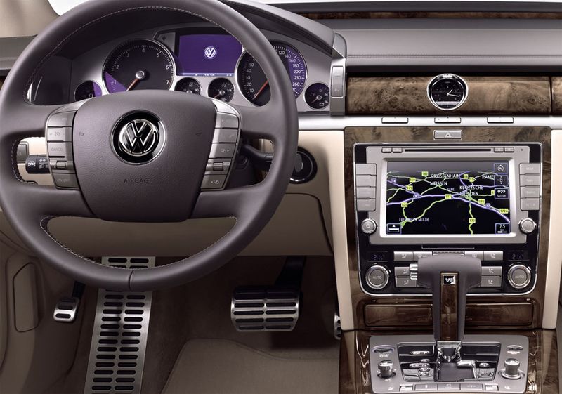 2011-Volkswagen-Phaeton-3